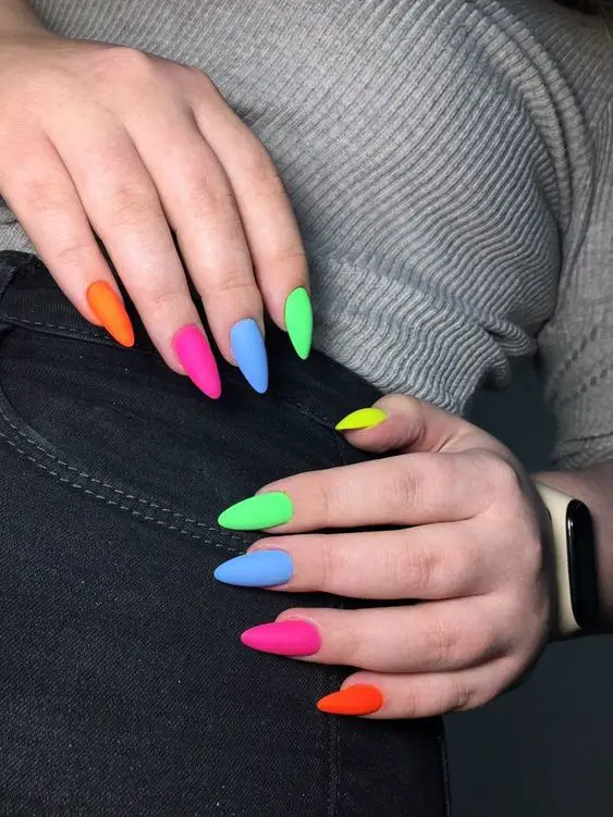 Cores de unhas do momento coloridas neon