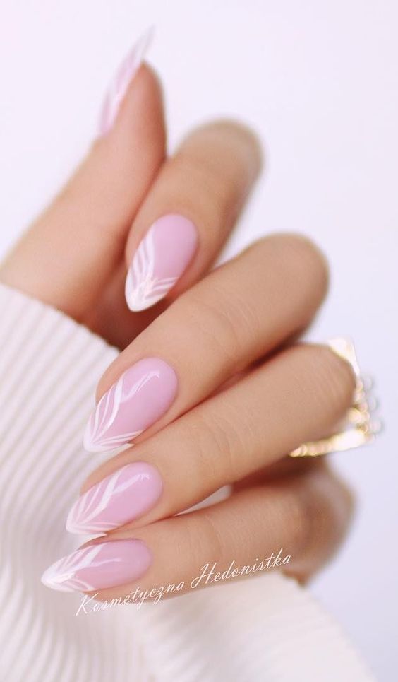 Exemplo de unhas lindas e delicadas rosa com branco