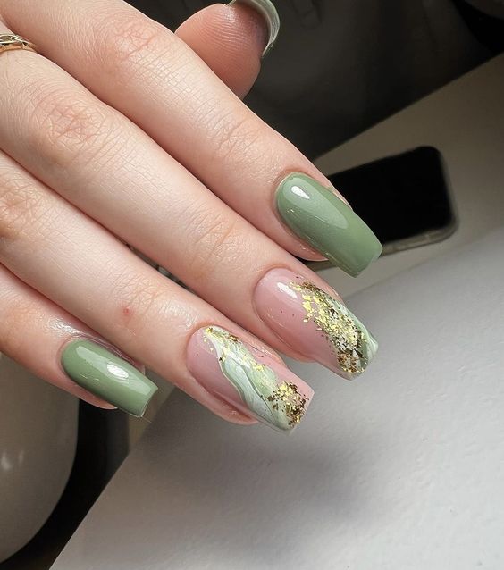 Modelo de unhas verdes com, irmãs gêmeas diferentes