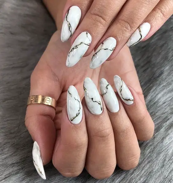 Esmaltação branco com veios dourados que imitam o mármore