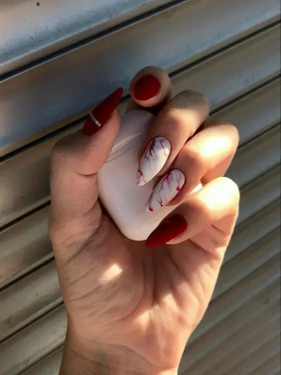 Unhas decoradas marmorizadas vermelho com branco