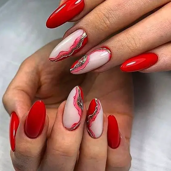 Foto de unhas vermelhas marmorizadas