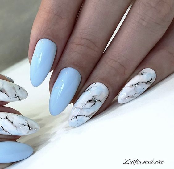 Exemplo de unhas com esmaltação azul claro e branco