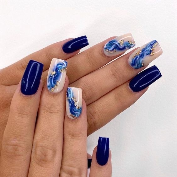 Modelo de unhas decoradas azuis com efeito de mármore