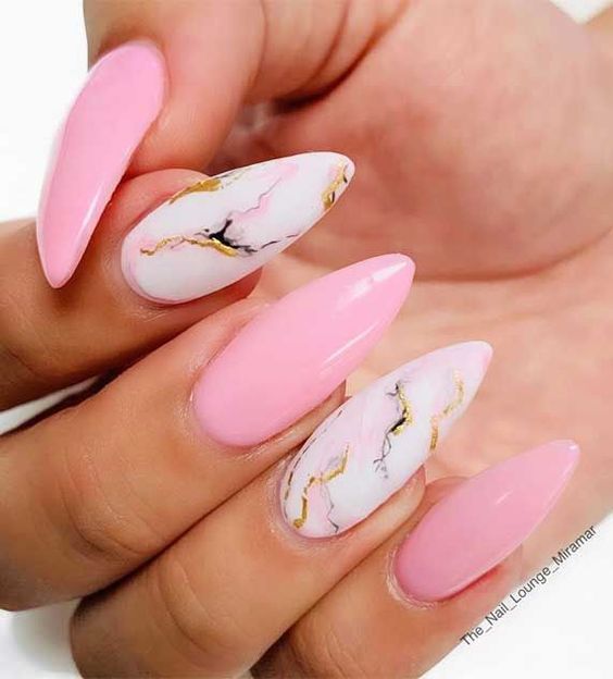 Unhas amendoadas com esmaltação rosa branco e dourado