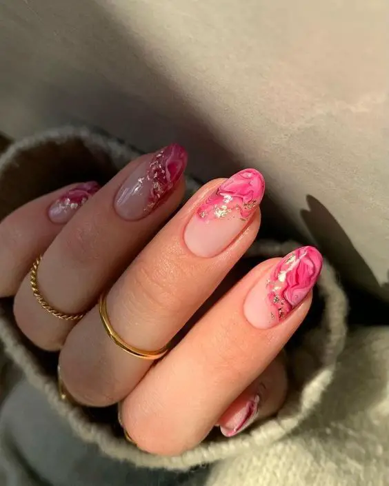 Modelo de unhas marmorizadas cor de rosa