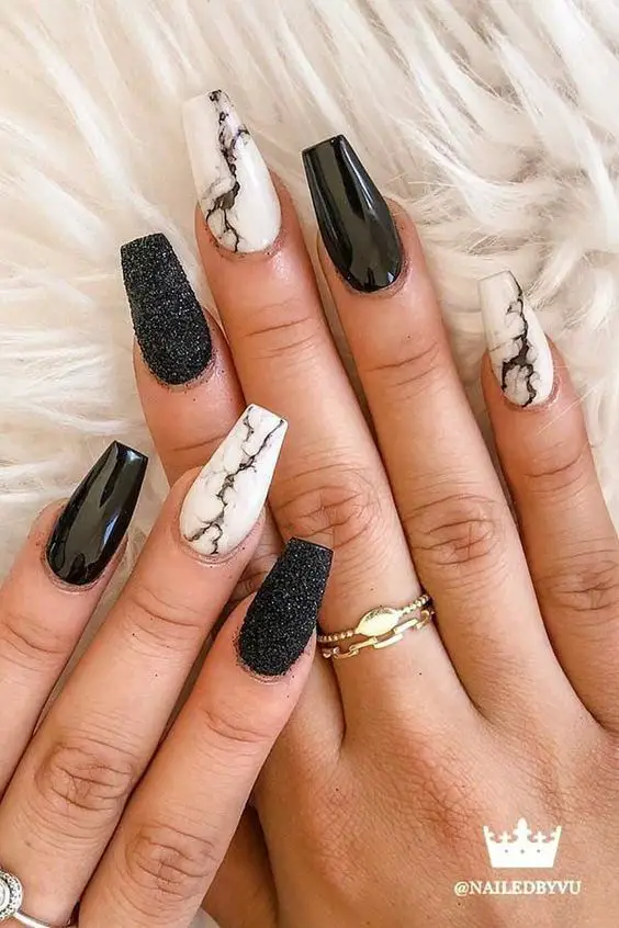 Unhas decoradas marmorizadas pretas e brancas