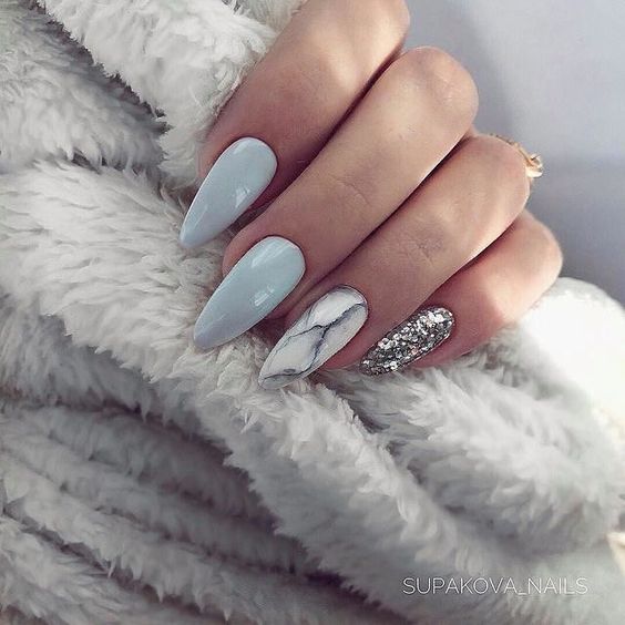 Lindas unhas azuis com glitter prata e efeito mármore