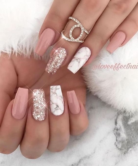 Exemplo de unhas marmorizadas com glitter