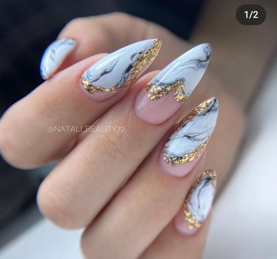 Detalhes marmorizados com dourado nessas unhas em gel