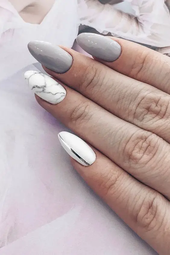 Ideia de unhas cinza branco e efeito de mármore