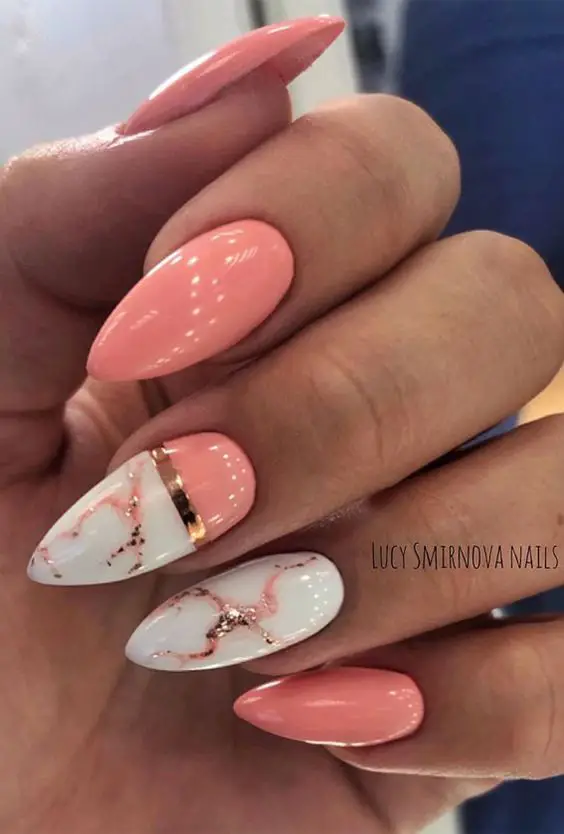 Modelo de unhas delicadas salmão e branco