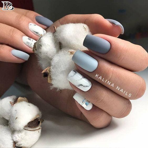 Exemplo de unhas cinza com branco e mármore