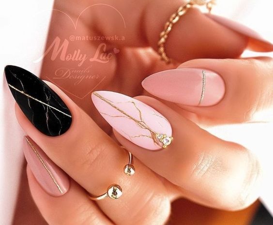 Lindo modelo de unhas stiletto com efeito marmore