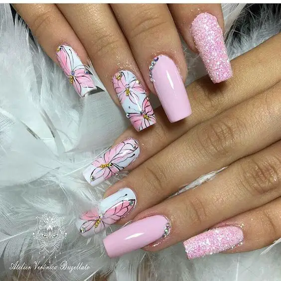 Exemplo de unhas decoradas com borboletas rosa e glitter