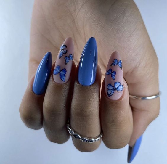Ideia de unhas compridas com adesivos de borboletas azuis