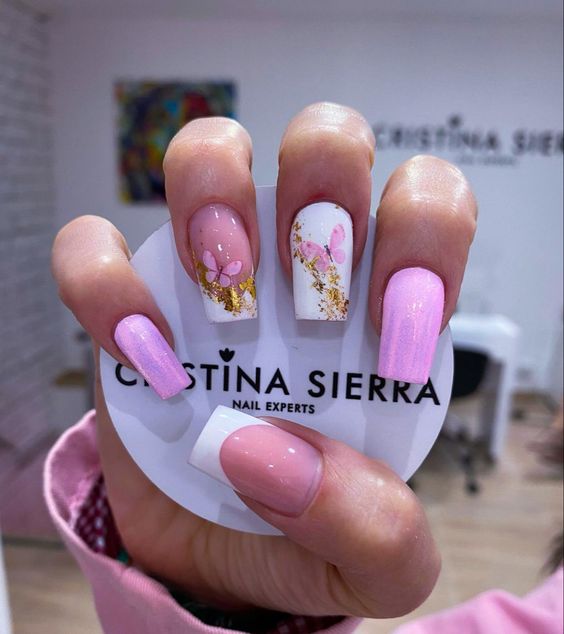 Foto de unhas decoradas com borboletas rosa com branco