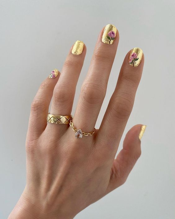 Folhas de ouro cobrindo as unhas