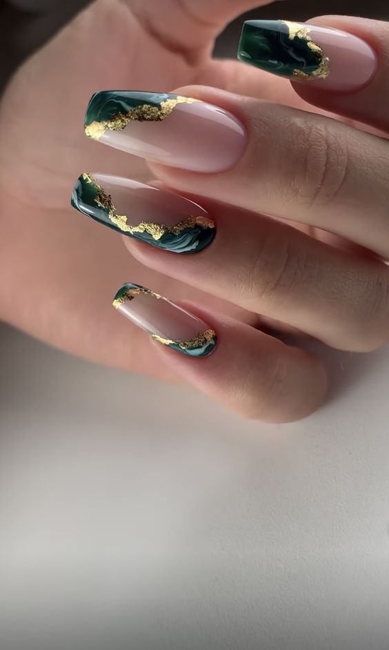 Modelo de unhas compridas verdes com dourado e nude