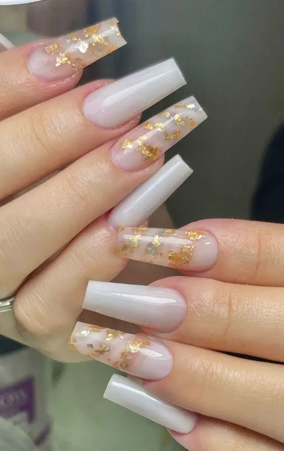 Lindas unhas encapsuladas brancas com dourado