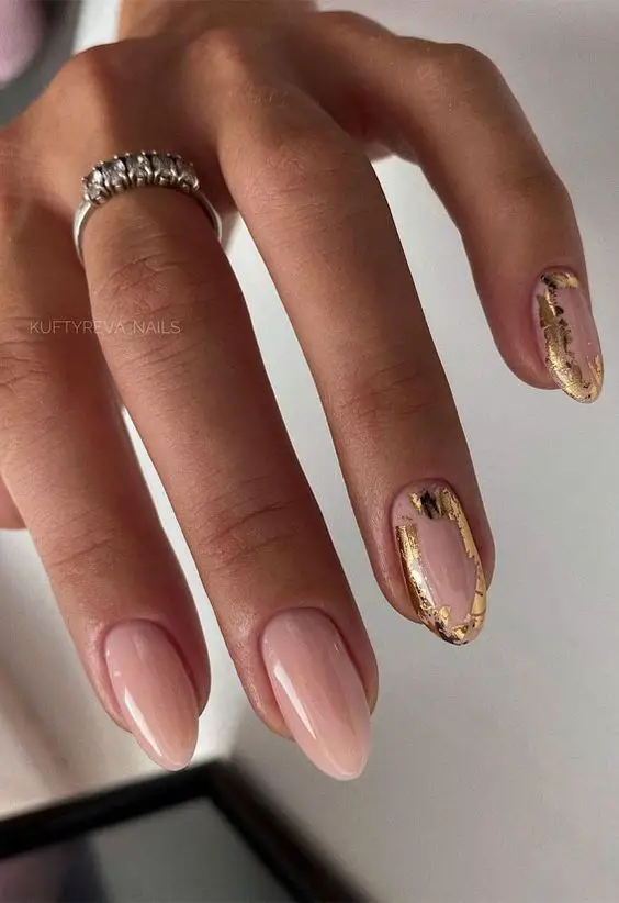 Lindas unhas amendoadas com folhas douradas