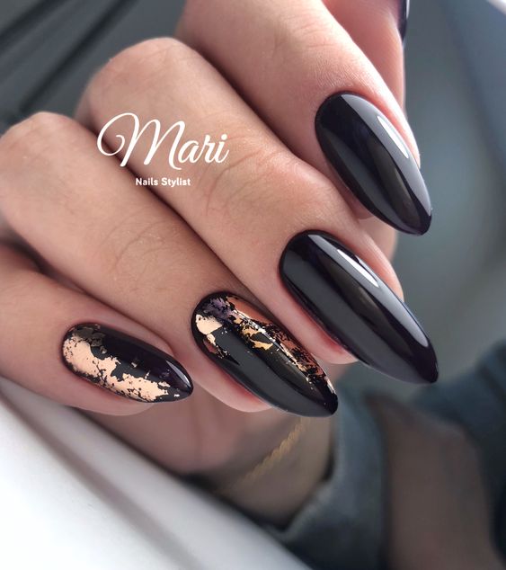 Unhas longas pretas com dourado