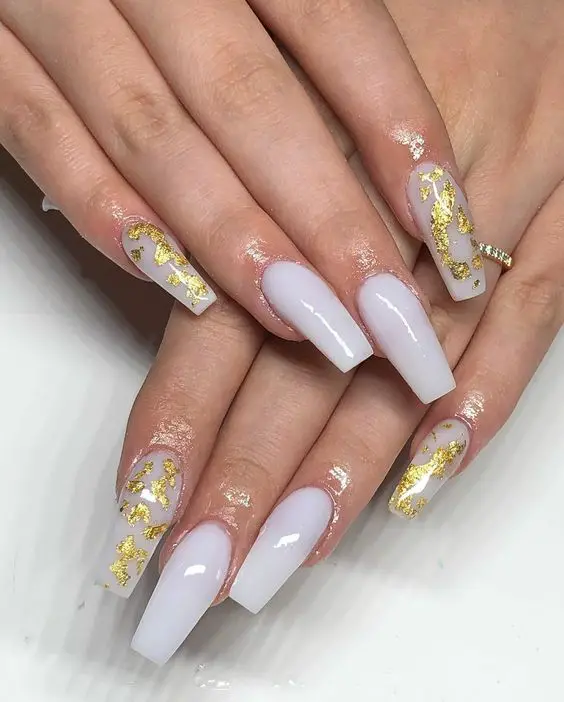 Esmaltação de unhas compridas branco com dourado