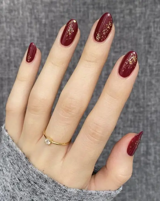 Esmaltação de unhas vermelhas com dourado