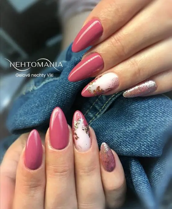 Imagem de unhas amendoadas rosa e branco com dourado