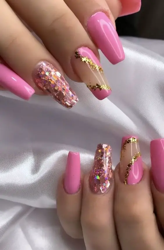 Esmaltação rosa com detalhes em glitter e folhas de ouro