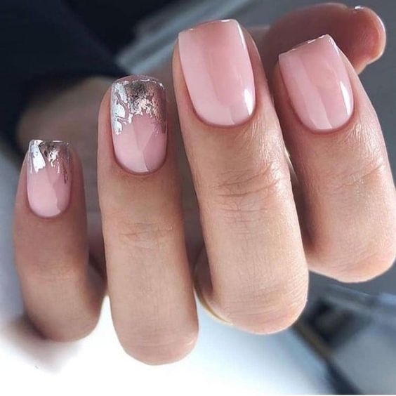 Esmaltação de unhas com folhas de prata