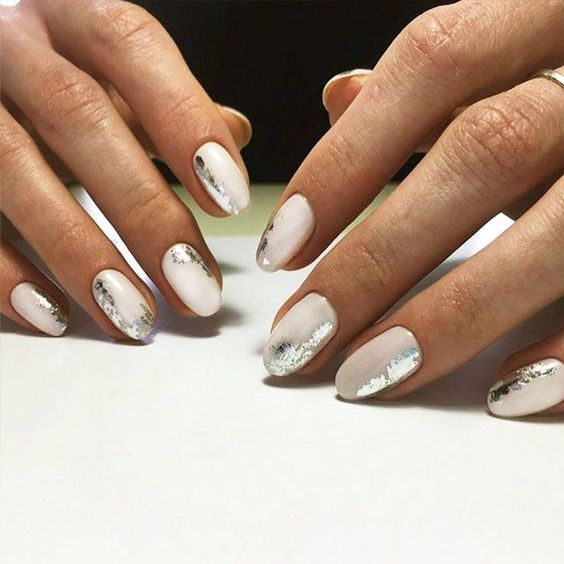 Foto de unhas decoradas com folhas de prata