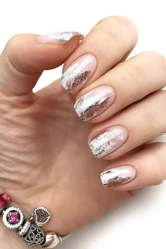 Lindas unhas com folhas de prata