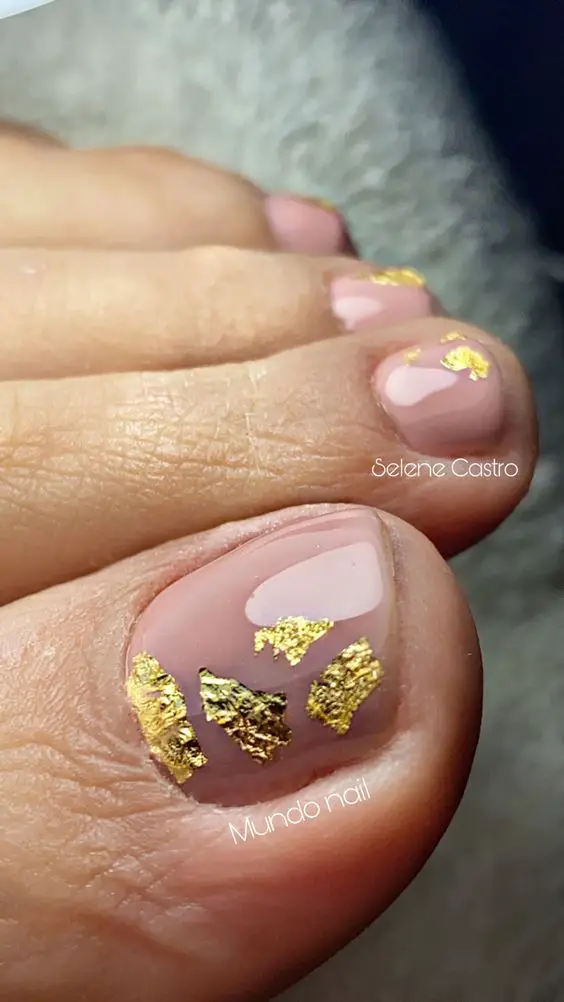 Decoração de unhas dos pés com folhas de ouro