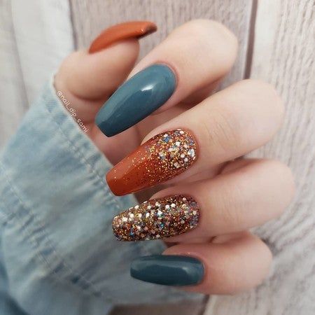 Lindas unhas decoradas 2023 coloridas azul e caramelo com glitter