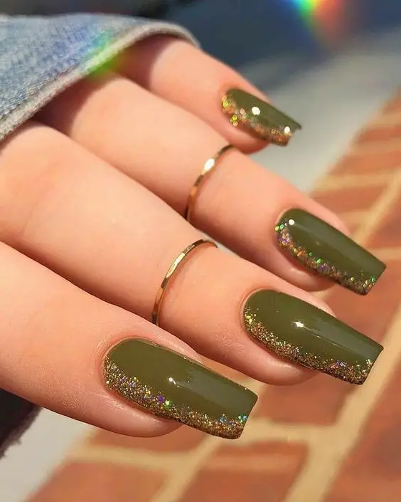 Decoração de unhas decoradas 2023 verde oliva com glitter