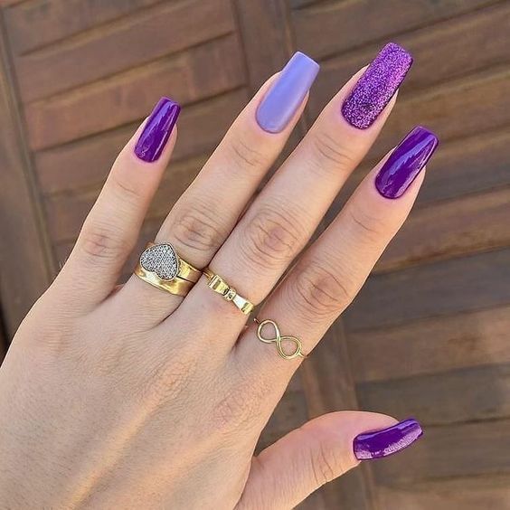 Lindas unhas esmaltadas com lilás, roxo e glitter