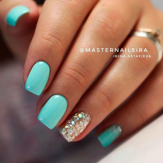 Inspiração de unhas decoradas 2023 azuis com glitter