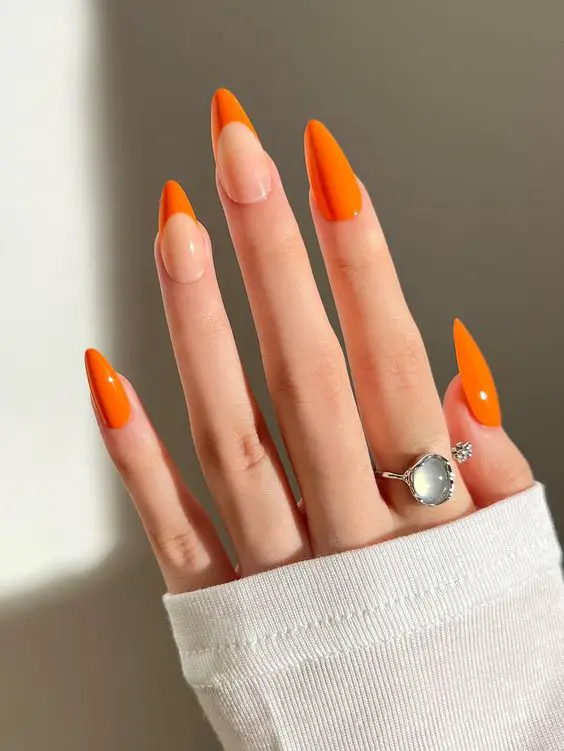 Francesinha laranja combinada com esmaltação sólida