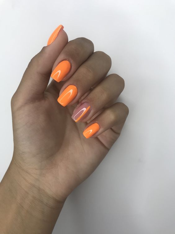 Modelo de unhas compridas laranja com filha única geométrica