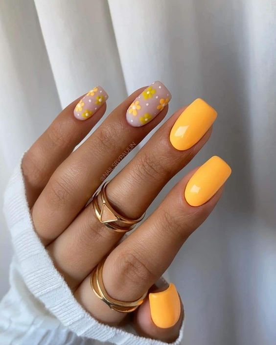 Unhas de verão florais amarelas