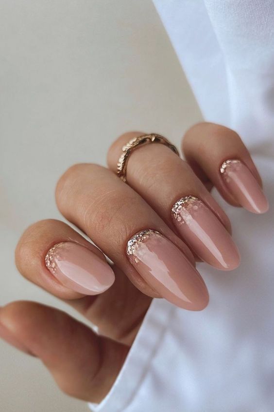 Exemplo de esmaltação nude com glitter