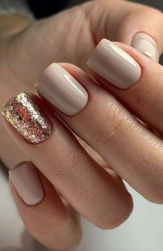 Esmaltação nude com glitter