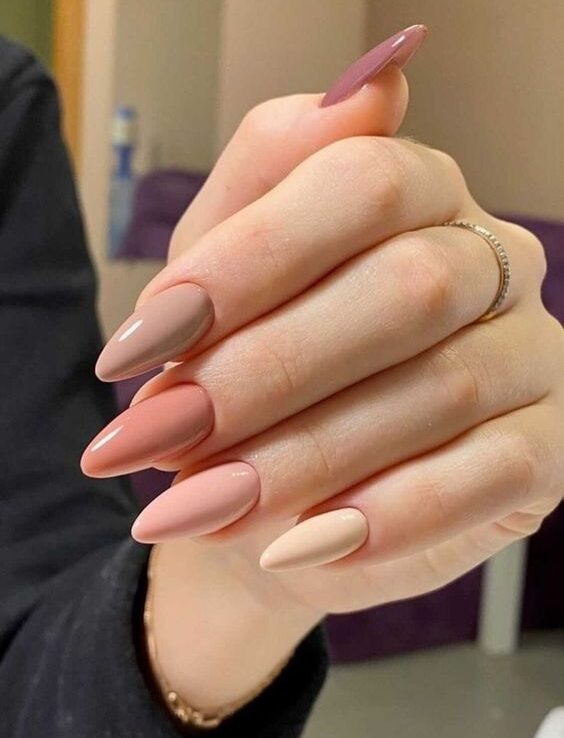 Unhas decoradas 2023 em tons de nude