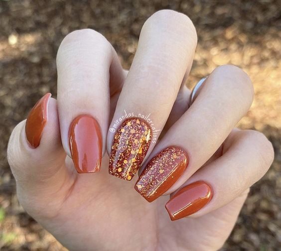 As mais lindas unhas decoradas 2023 caramelo com glitter