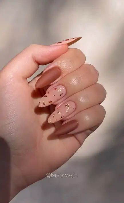 Decoração de unhas com folhas de ouro