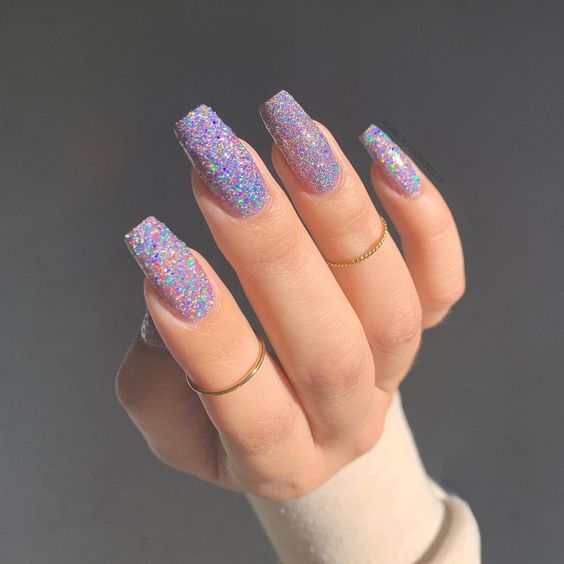 Unhas com muito glitter lilás