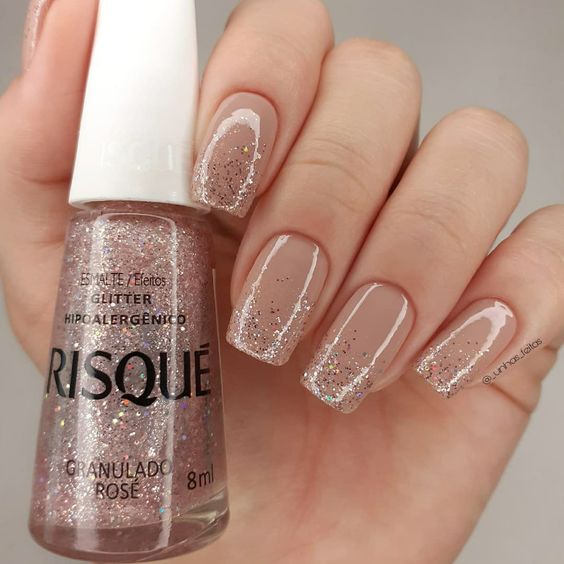 Unhas decoradas 2023 nude com glitter