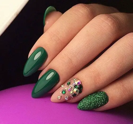 Unhas verdes decoradas com pedras