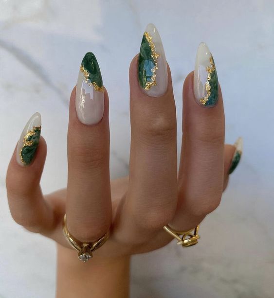 Imagem de unhas em gel branco com verde